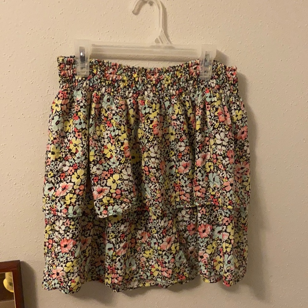 Cute skit on sale! Almost brand new